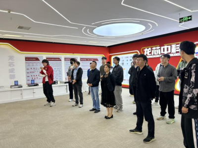 格拉斯哥学院“爱国·奋进·感恩”励志主题月系列活动之 “发奋‘芯’青年,探索‘芯’奥秘”企业参访活动